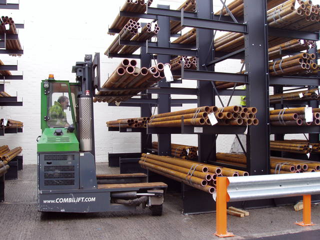 cantilever-racking-loading